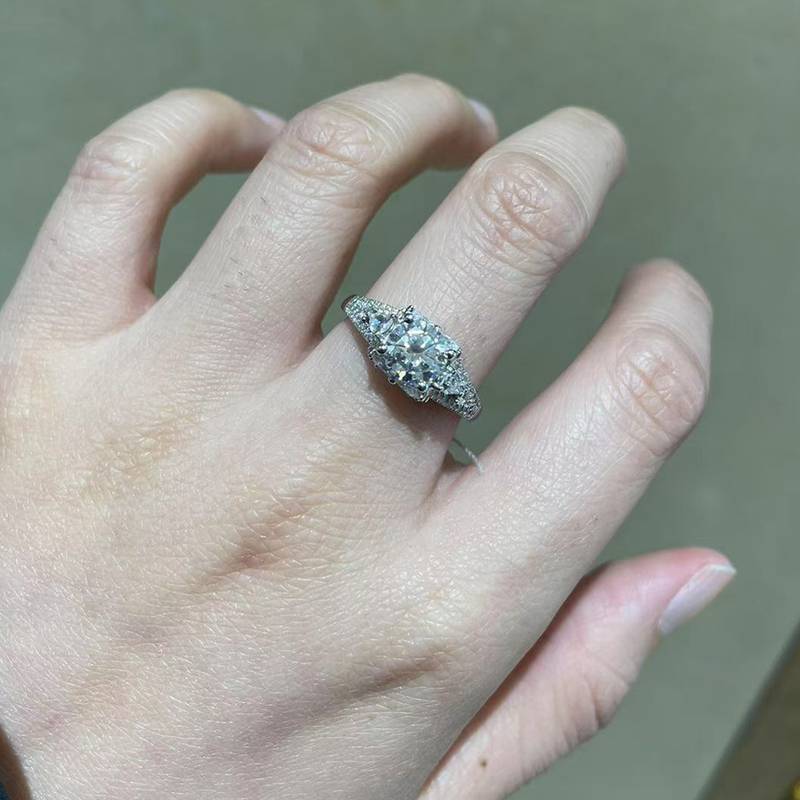 单头Women's RingS925银镀白金Women's Ring定制选款主石Moissanite1.2ct/副石高碳钻